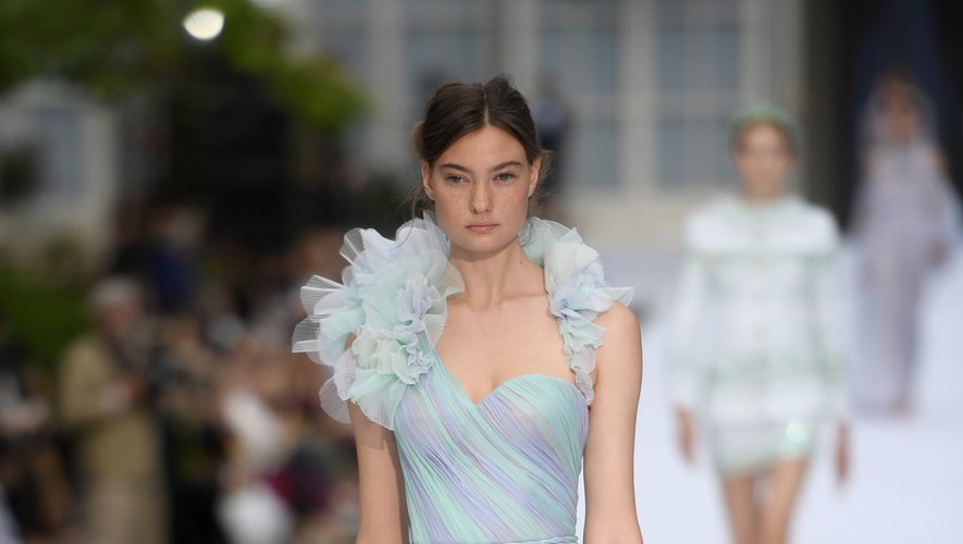 La robe vaporeuse pastel de Ralph & Russo. Haute couture automne-hiver 2019-2020, Paris, le 1er juillet 2019.