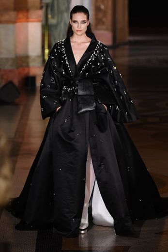 La robe esprit kimono de Stephane Rolland. Haute couture automne-hiver 2019-2020, Paris, le 2 juillet 2019.