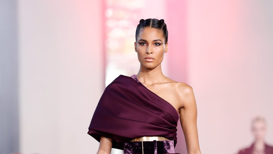 La robe asymétrique, entre chic et sensualité, d'Elie Saab. Haute couture automne-hiver 2019-2020, Paris, le 3 juillet 2019.