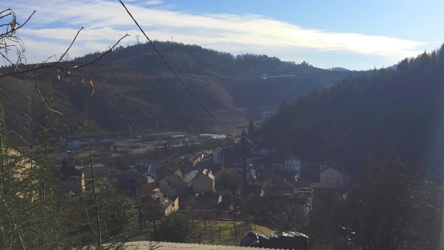 Le bourg de Viviez se situe à quelques centaines de mètres de l’implantation du projet Solena, c’est bien ce qui inquiète les professionnels de santé du Bassin.