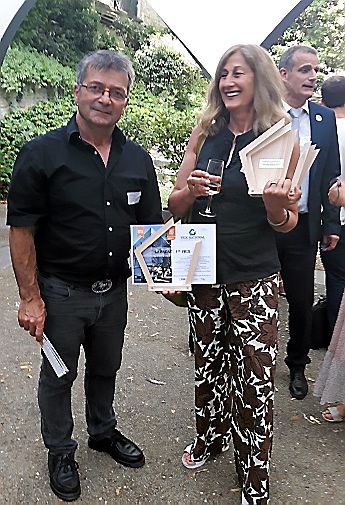 Daniel Mouysset, ici avec l’architecte Martine Bresson,  a obtenu trois distinctions pour la réalisation du siège du parc naturel régional des Alpilles à Saint-Rémy-de-Provence.