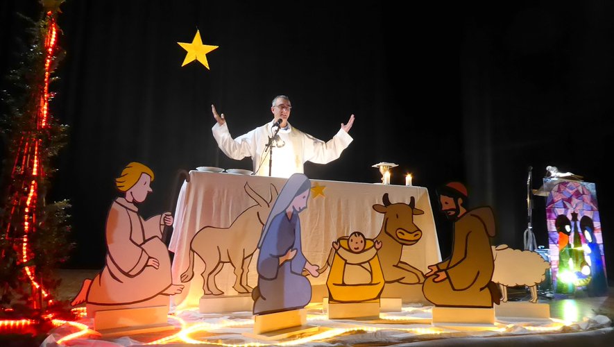 Le père Christophe Batut, la chorale des enfants et leur chef de choeur Benoit Frémeaux ont animé cette veillée de Noël.