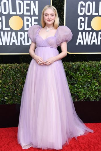 Dakota Fanning a jeté son dévolu sur une robe de princesse pastel signée Christian Dior. Beverly Hills, le 5 janvier 2020.