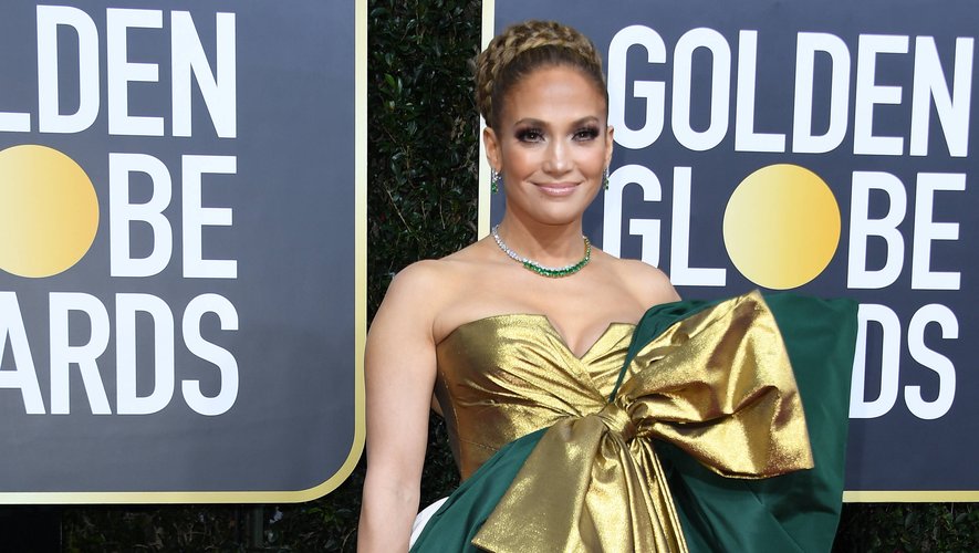 Jennifer Lopez a une fois de plus fait tourner des têtes avec cette robe ornée d'imposants nœuds, signée Valentino. Beverly Hills, le 5 janvier 2020.
