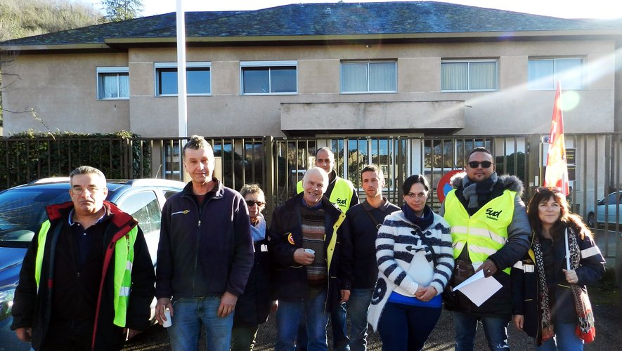 Les postiers de Cassagnes-Begonhès et leurs représentants syndicaux devant la sous-préfecture de Villefranche où une délégation a été reçue.