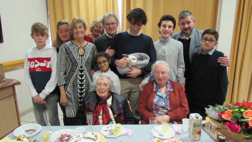 Les centenaires  Simone et Marinette et leur jeune famille.