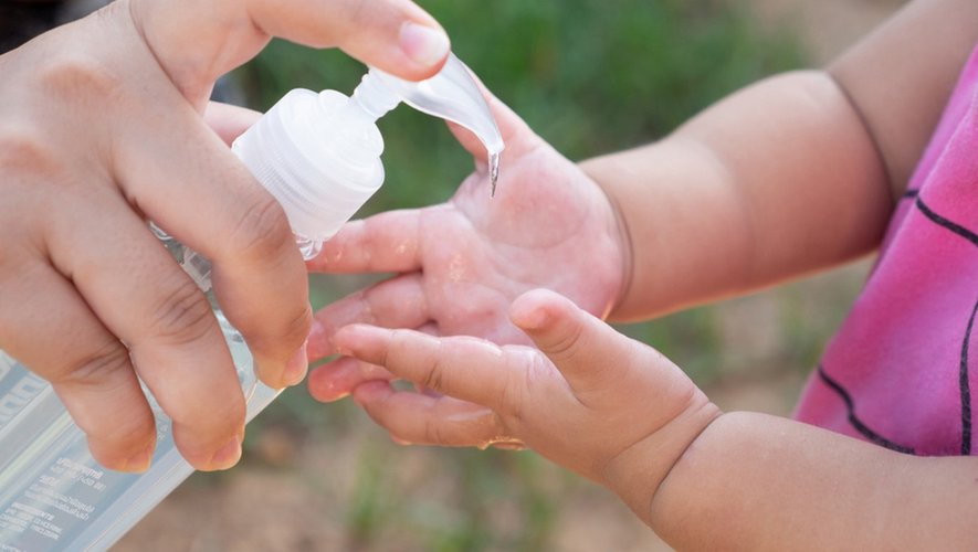 Hygiène des mains : pourquoi le gel hydroalcoolique est-il déconseillé aux enfants ?