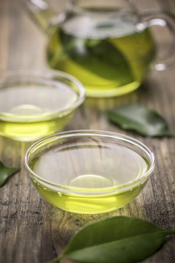 Boire du thé vert au moins trois fois par semaine serait bon pour la santé, mais le thé noir ne produirait pas autant de bienfaits.