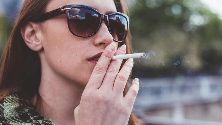 Une nouvelle étude a montré que parmi les étudiants fumeurs, les taux de dépression clinique étaient trois fois supérieurs à ceux des étudiants non-fumeurs.