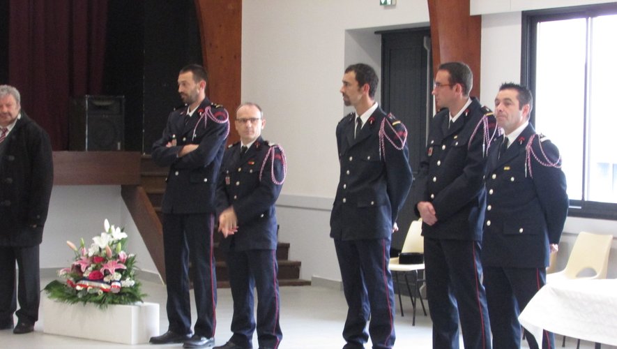 Le chef de centre Sylvain Evanno (premier en partant de la gauche) promu au grade de lieutenant.