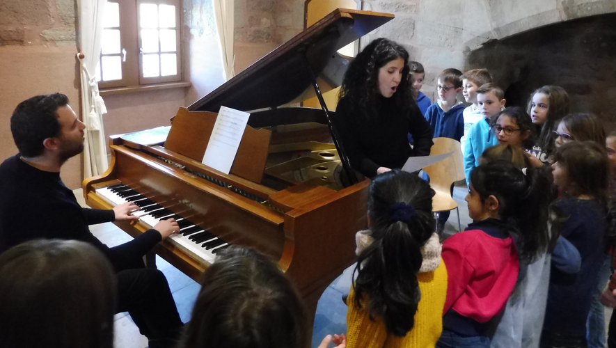 Les enfants de l’école publique Jean-Monnet sontà l’écoute des deux artistes.