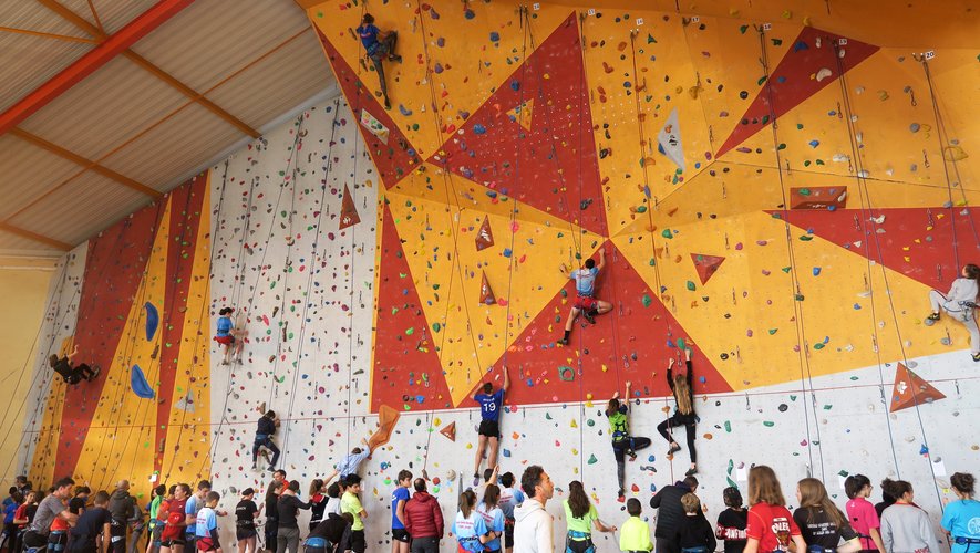 Cent vingt élèves se sont rencontrés sur le mur d’escalade au collège de la Viadène.