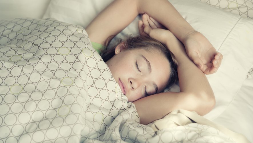 Des scientifiques ont trouvé que le fait de fixer des horaires stricts de sommeil avait un effet positif sur la durée de sommeil des ados.