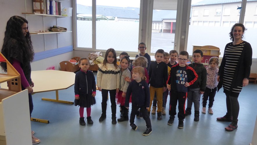 Un groupe d’enfants de 3-6 ans prêtsà participer à un atelier d’éveil musical.