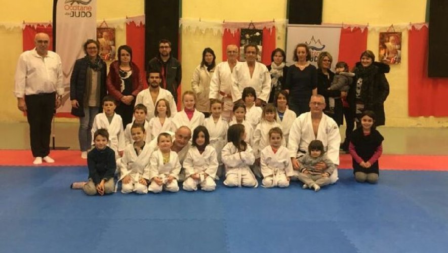 Photo souvenir : les jeunes judokas posent avec les plus grands de la région Occitanie