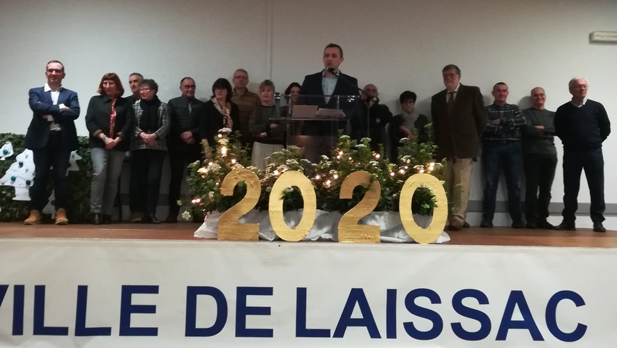 David Minerva, maire de Laissac, entouré des membres du conseil municipal et du maire délégué, Émile Layral.
