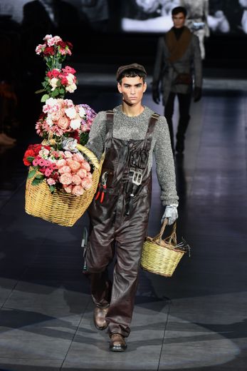 Dolce & Gabbana prend un virage à 180 degrés cette saison avec une collection qui se démarque des précédentes et sonne comme un retour aux sources avec des vêtements conçus pour les métiers d'antan, souvent manuels. Milan, le 11 janvier 2020.