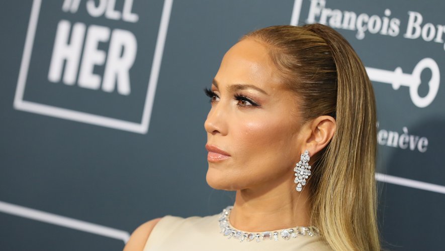 Jennifer Lopez a opté pour une coiffure tirée vers l'arrière et son teint signature réalisé à partir d'une poudre de soleil brillante et d'un regard charbonneux glamour.
