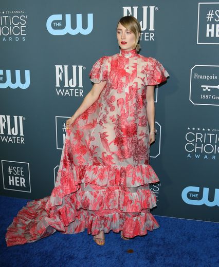 Saoirse Ronan a privilégié le romantisme de cette longue robe imprimée à volants signée Erdem. Santa Monica, le 12 janvier 2020.