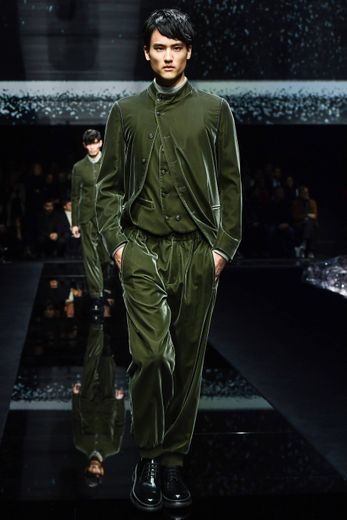 La maison Giorgio Armani revisite également les grands classiques de la garde-robe de l'homme avec des costumes modernes. Milan, le 13 janvier 2020.