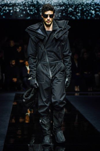 Giorgio Armani présente également des silhouettes plus futuristes comme cette combinaison ornée de nombreux zips. Milan, le 13 janvier 2020.