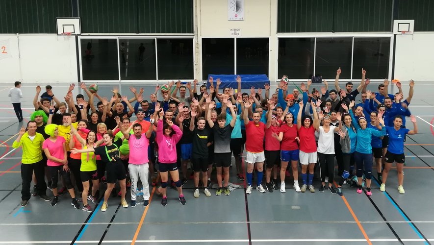 La soixante de participants au tournoi de volley inter-associations de samedi dernier.