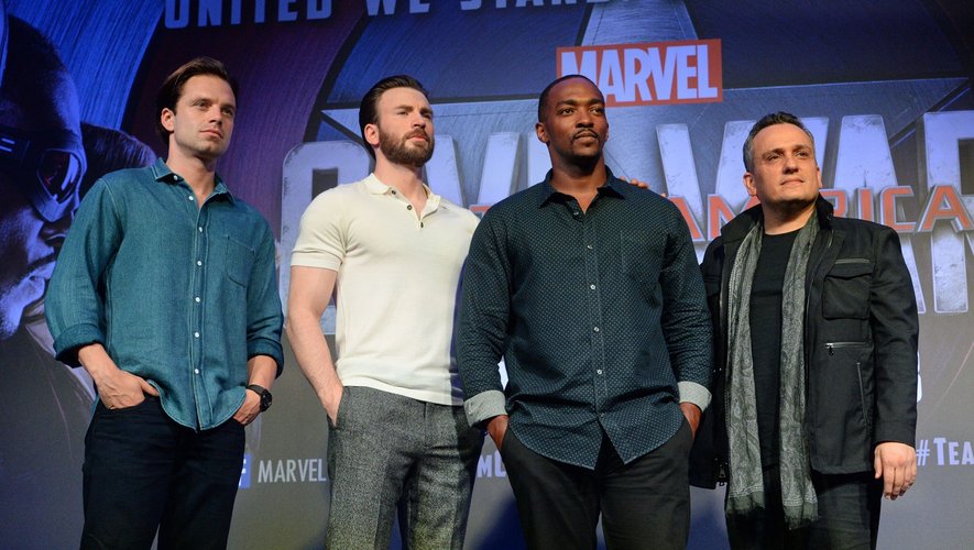 (de gauche à droite) Sebastian Stan, Chris Evans et Anthony Mackie ont travaillé sous la direction de Joe Russo (à droite) pour le film "Captain America: Civil War", qui a récolté plus de 1.15 milliard de dollars de recettes dans le monde en 2016.