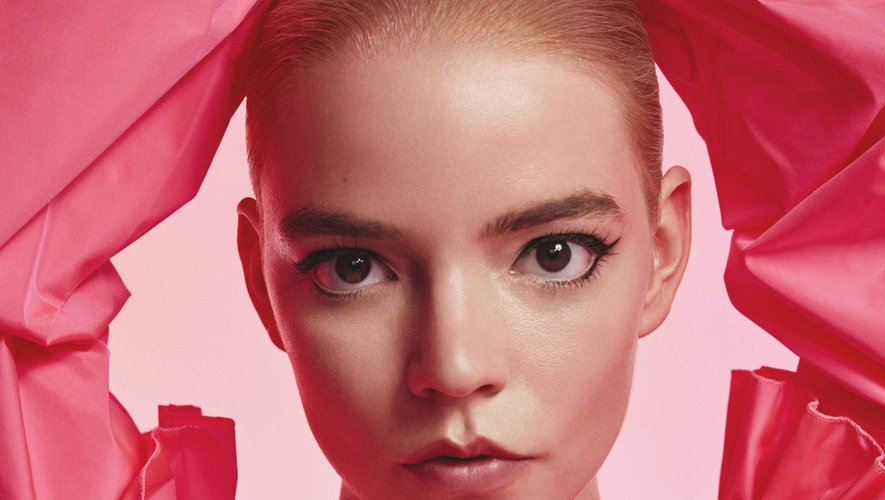 Anya Taylor-Joy est le premier visage du parfum Flowerbomb de Viktor