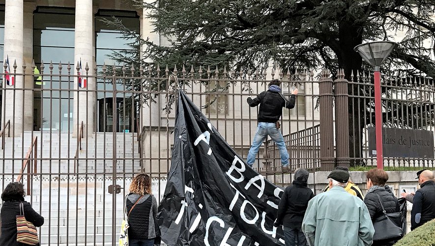 La manifestation de soutien pour le faucheur volontaire, en décembre dernier devant les grilles du tribunal de Rodez.
