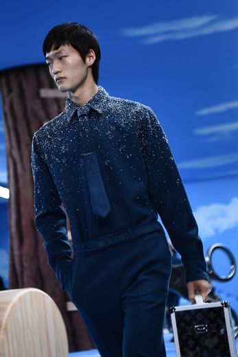 Louis Vuitton livre une nouvelle interprétation du costume pour l'automne 2020, le recouvrant de sequins, de volants, ou de motifs en relief. Paris, le 16 janvier 2020.