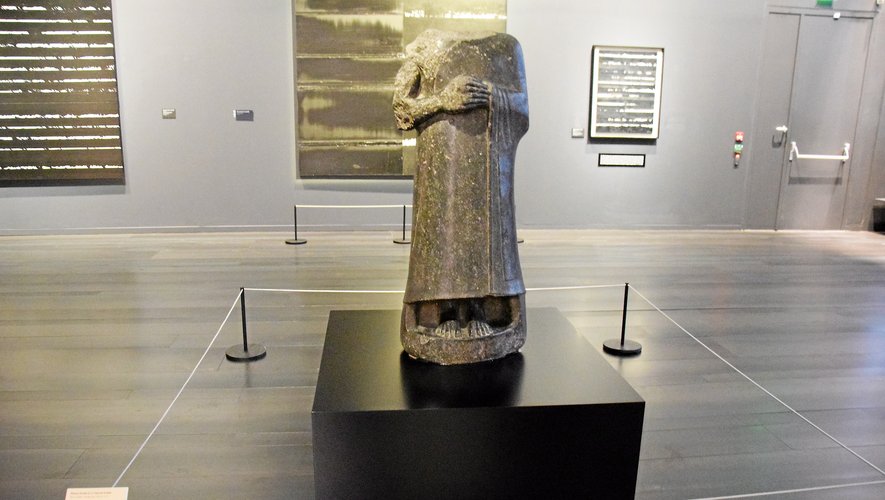 La statue acéphale de Gudea est une oeuvre majeure, provenant de la collection du musée du Louvre. 