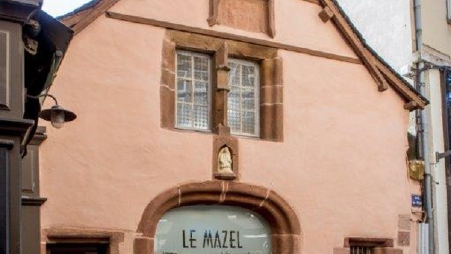 La porte du mazel, couverte par un arc en anse de panier,est surmontée d’une niche en accolade accueillant une statuettede saint Étienne.