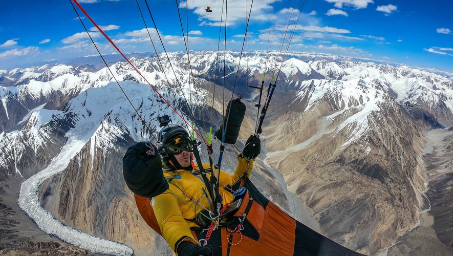 En compétition, Antoine Girard est parti en Himalaya dans un projet marche et vol, pour relier 5 sommets de plus de 8 000 en parapente, en totale autonomie.