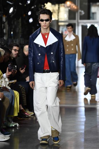 Lanvin mêle des pantalons sportswear à des matières et détails couture pour l'automne-hiver, s'inspirant de l'univers de la bande dessinée. Paris, le 19 janvier 2020.