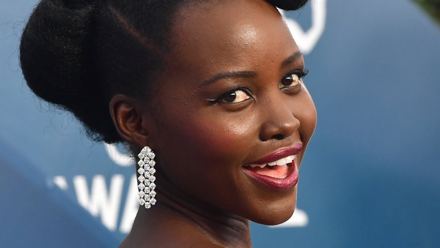 Lupita Nyong'o choisit un chignon élaboré et un subtil trait d'eyeliner.