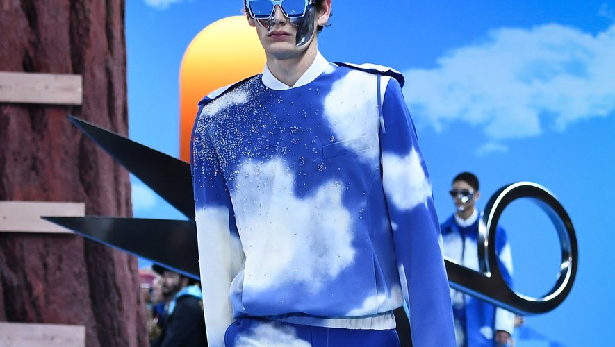 Louis Vuitton, qui a livré une nouvelle interprétation du tailleur, propose une scénographie poétique avec un ciel bleu recouvert de nuages blancs. Paris, le 16 janvier 2020.