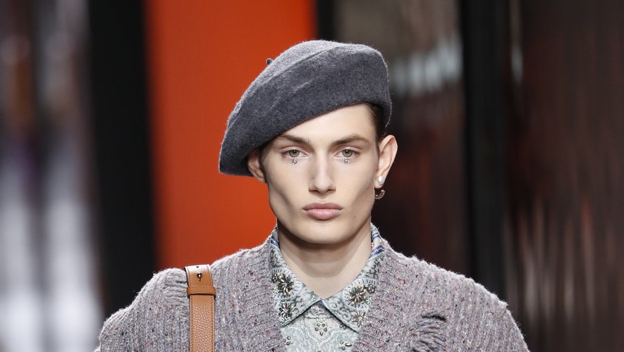 Les mannequins du défilé Dior Homme affichent un teint sans défaut. Un strass est placé sous ou bien au coin interne de l'oeil.
