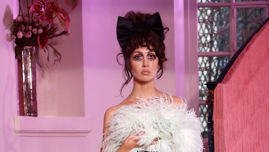 L'héroïne Ulyana Sergeenko ne manque pas de fun et de fantaisie et déambule dans des robes de soirée entièrement recouvertes de plumes. Paris, le 20 janvier 2020.