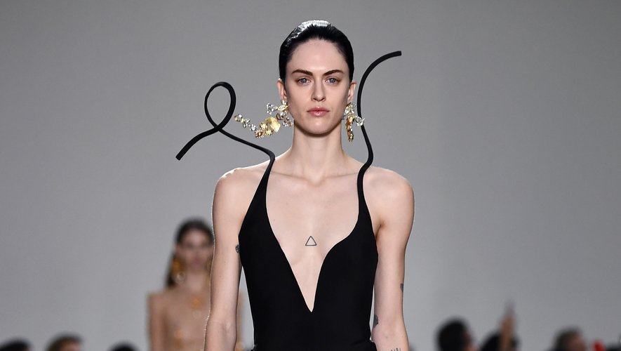 Glamour et fantaisie étaient au programme de la collection haute couture Schiaparelli pour le printemps-été 2020. Paris, le 20 janvier 2020.