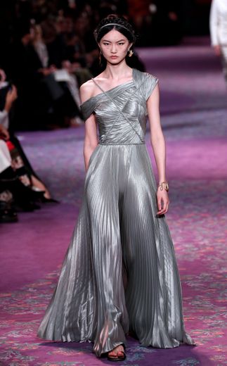 Asymétrie, plissés et drapés dominent la collection haute couture de la maison Dior qui utilise des tresses et des cordages pour agrémenter ces tenues de déesses. Paris, le 20 janvier 2020.
