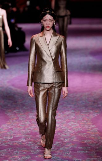 Chez Dior, les costumes semblent avoir été conçus dans des tissus plus lourds, presque masculins, et sont sublimés par une palette faite de bronze et d'or. Paris, le 20 janvier 2020.