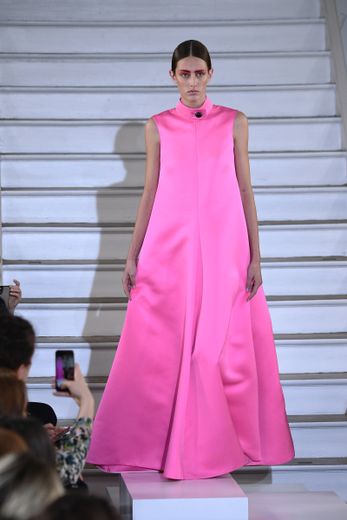 Maison Rabih Kayrouz présente une garde-robe plus épurée avec un accent porté sur ce rose vibrant, accentué par un fard à paupière de la même couleur. Paris, le 20 janvier 2020.