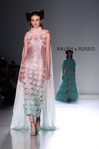 Pour le soir, les mannequins arborent des robes tout en scintillance agrémentées de tulle avec élégance et glamour chez Ralph & Russo. Paris, le 20 janvier 2020.
