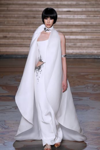 Les mannequins sont sculpturales chez Antonio Grimaldi qui propose une multitude de silhouettes d'un blanc (presque) immaculé avec des perles brodées ou des plumes. Paris, le 20 janvier 2020.