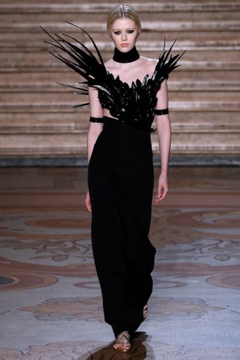 Chez Antonio Grimaldi, lorsque les robes de soirées semblent épurées, elles se parent en réalité de bustier recouvert de longues plumes pour un rendu spectaculaire. Paris, le 20 janvier 2020.