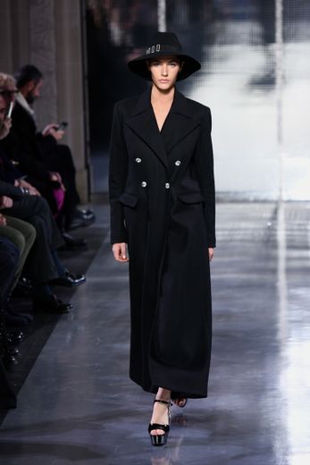 Azzaro fait rimer élégance avec simplicité et fonctionnalité pour sa nouvelle collection comme le montre ce long manteau pourvu de larges poches. Paris, le 20 janvier 2020.
