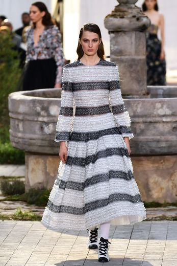 Chez Chanel, les lignes sont pures, les robes se parent de nombreux éléments évoquant les pavés et vitraux de l'abbaye d'Aubazine, mais aussi de paillettes. Paris, le 21 janvier 2020.