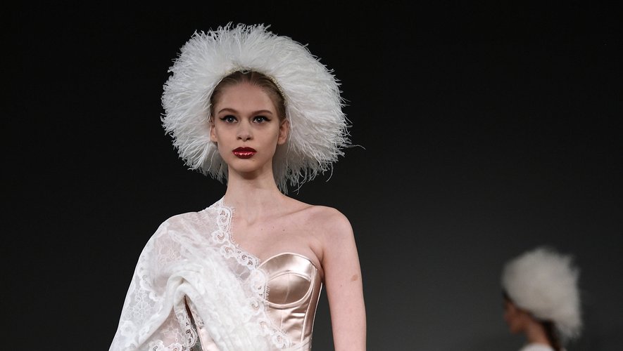 Pure et chic, la collection d'Alexis Mabille est un retour aux sources, aux origines de la haute couture, avec un accent porté sur le corset, très présent. Paris, le 21 janvier 2020.