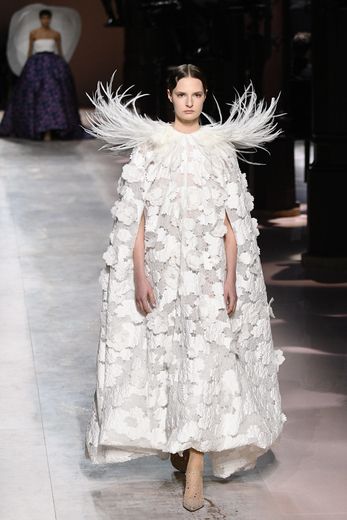 Givenchy présente de longues robes volumineuses ornées de plumes et surtout de fleurs, fil rouge de cette collection. Paris, le 21 janvier 2020.