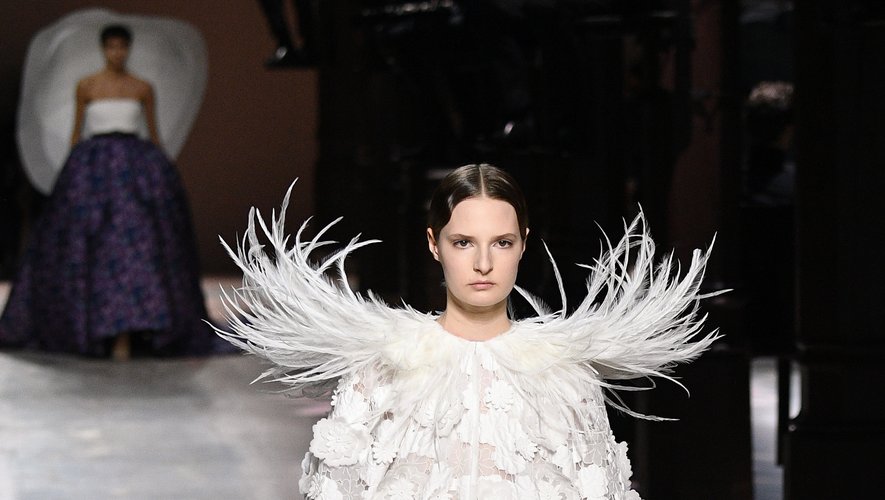 Givenchy présente de longues robes volumineuses ornées de plumes et surtout de fleurs, fil rouge de cette collection. Paris, le 21 janvier 2020.